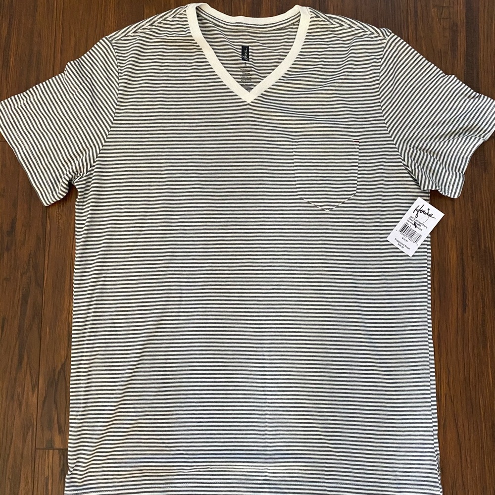 Men’s gray & white v neck pocket tee size L